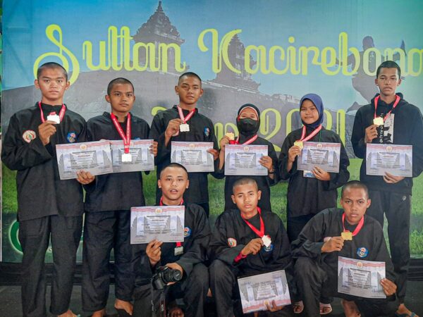 Ekskul Pencak Silat SMK Taufiq Mubarok mengukir prestasi